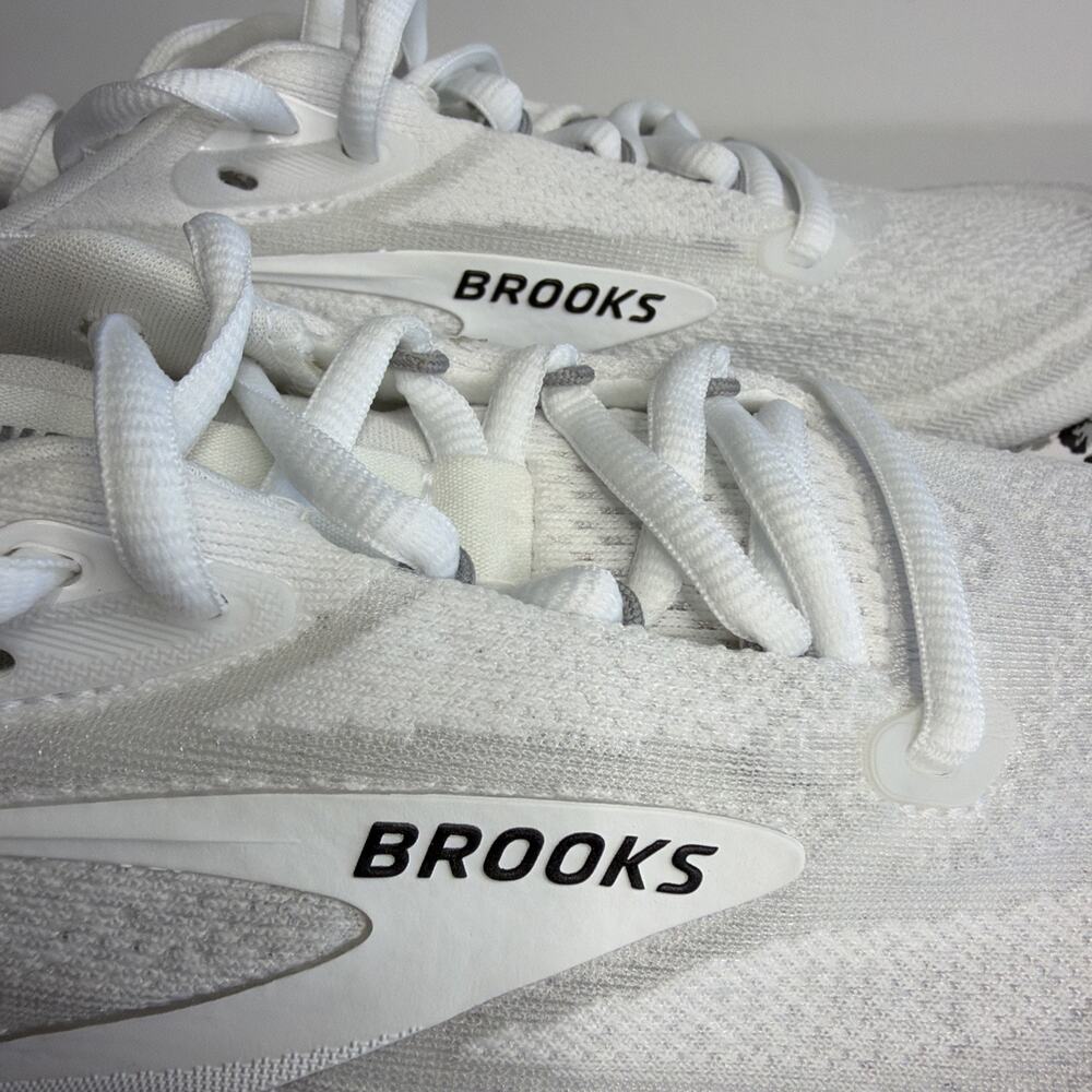 Brooks Women’s size 7.5 Revel 9 Sneaker White Leopard Sole 120489 1B 132 New Box - Picture 10 of 12